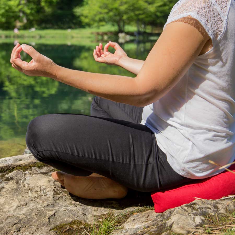 méditation assise sur un coussin demi lune